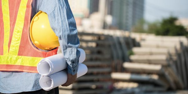 Un trabajador de la construcción, frente a unas obras